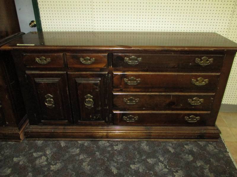 lot 29 image: Dresser