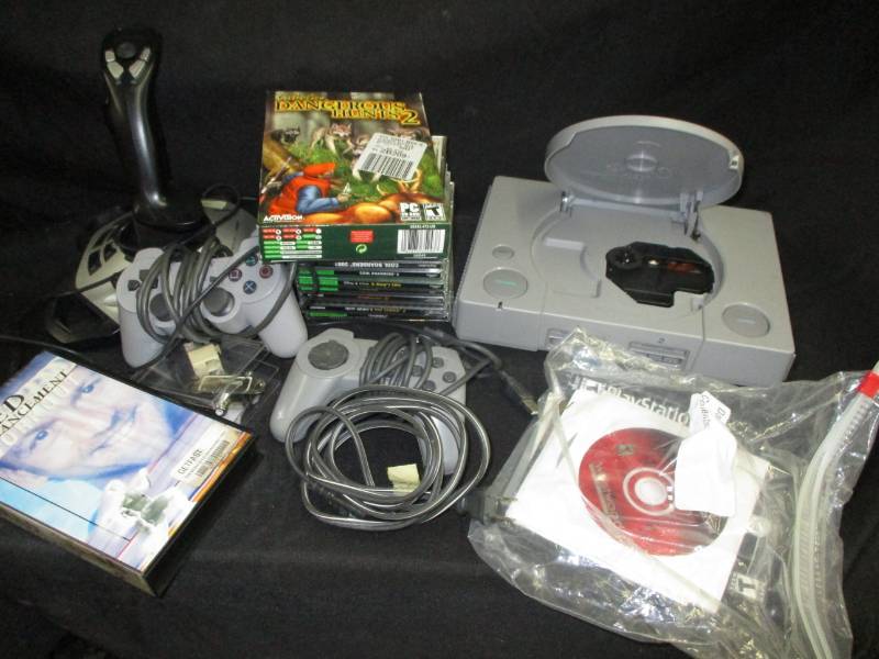lot 34 image: Sony Playstation cover wont close needs work  loys of games and extras see pictures