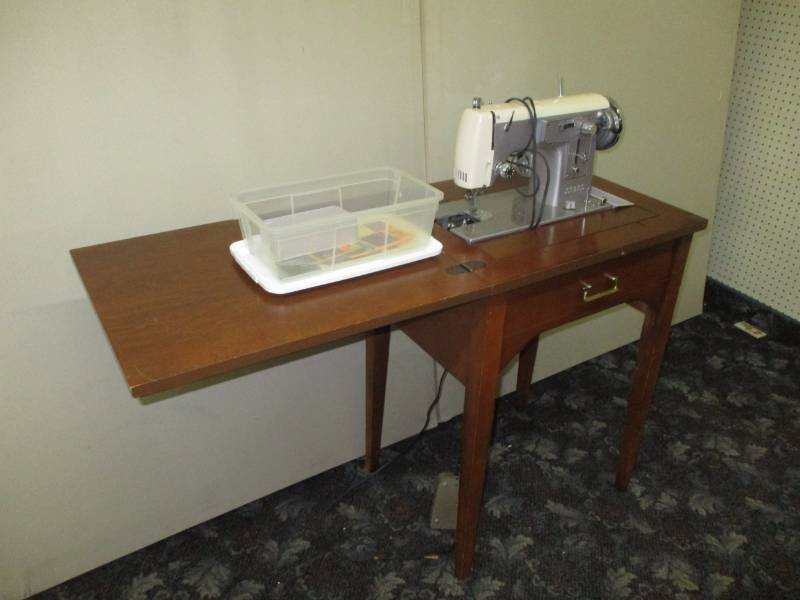 lot 38 image: Antique sewing machine