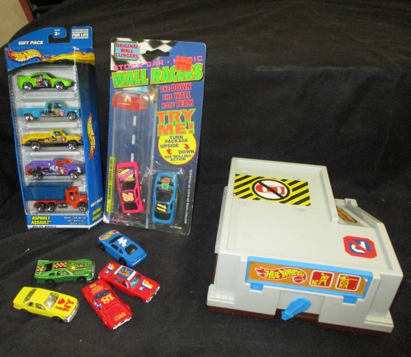 lot 49 image: Hotwheels Cars