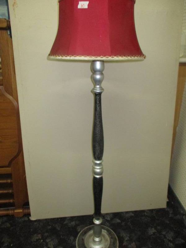 lot 60 image: Antique Lamp