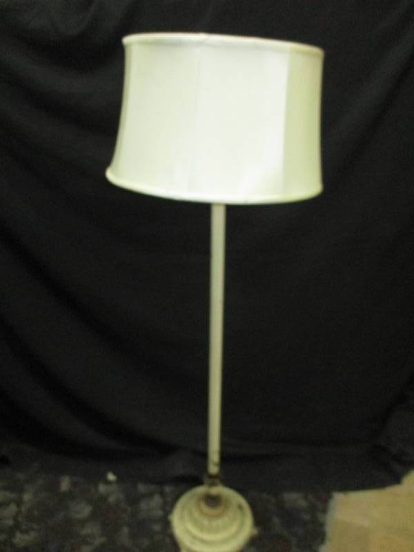 lot 61 image: Antique Lamp