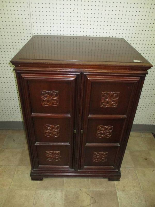 lot 72 image: Antique Radio CabinetRadios gone