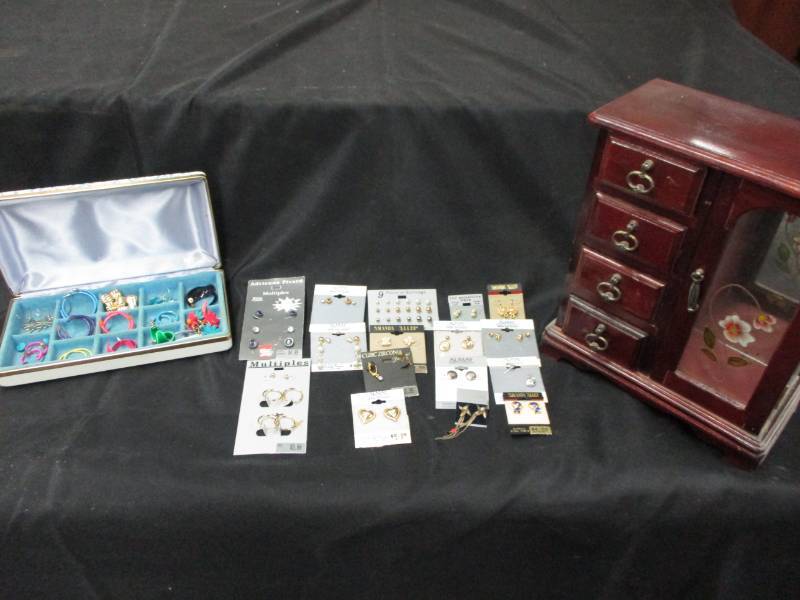 lot 79 image: Lots of earrings and jewlry box