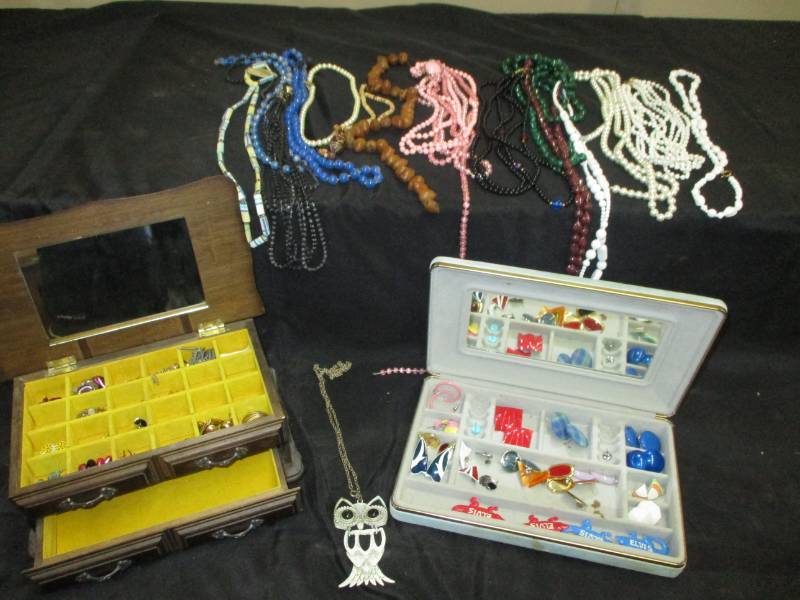 lot 80 image: Lots of Jewlry