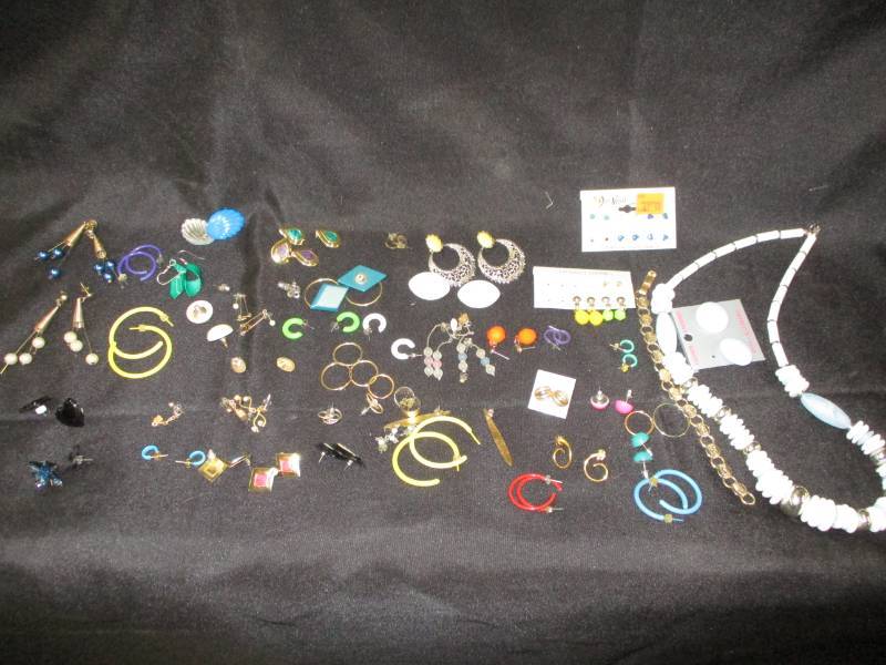lot 91 image: Lots of jewlry, earrings