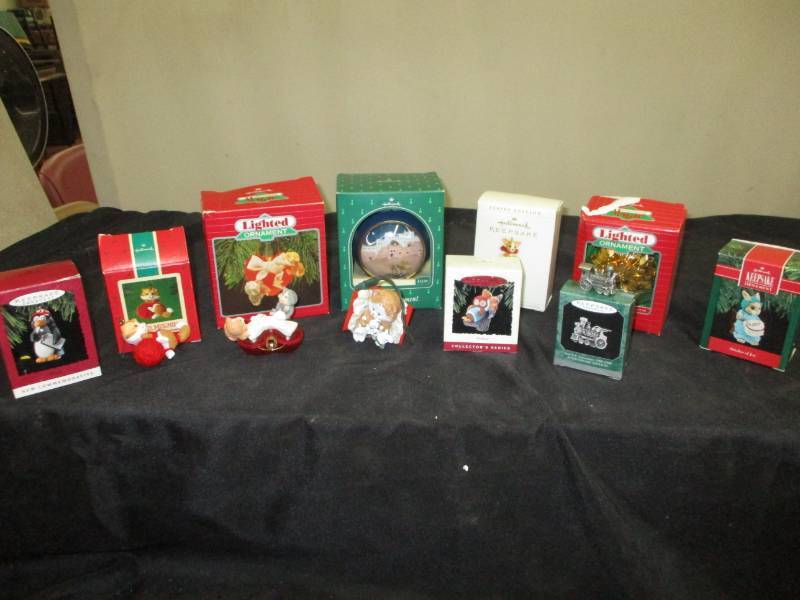 lot 107 image: Hallmark Ornaments