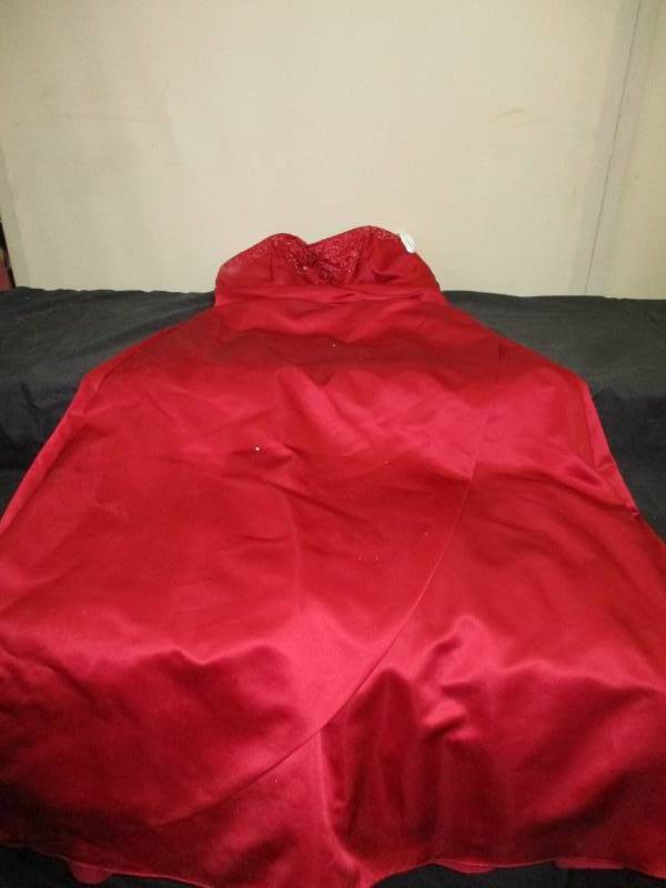 lot 110 image: Size 16 Davids Bridal Christmas Dress