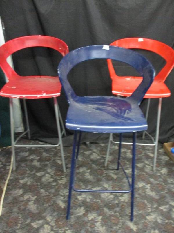 lot 134 image: 3 Plastic Stools