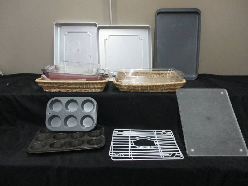lot 146 image: Baking Pans