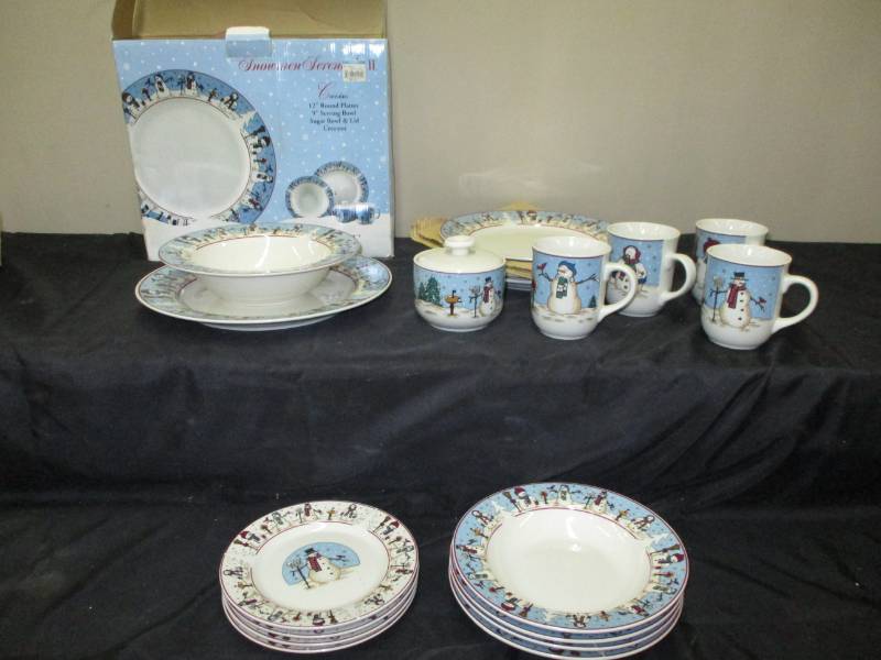 lot 174 image: Snowman serving pieces and 4 piece set