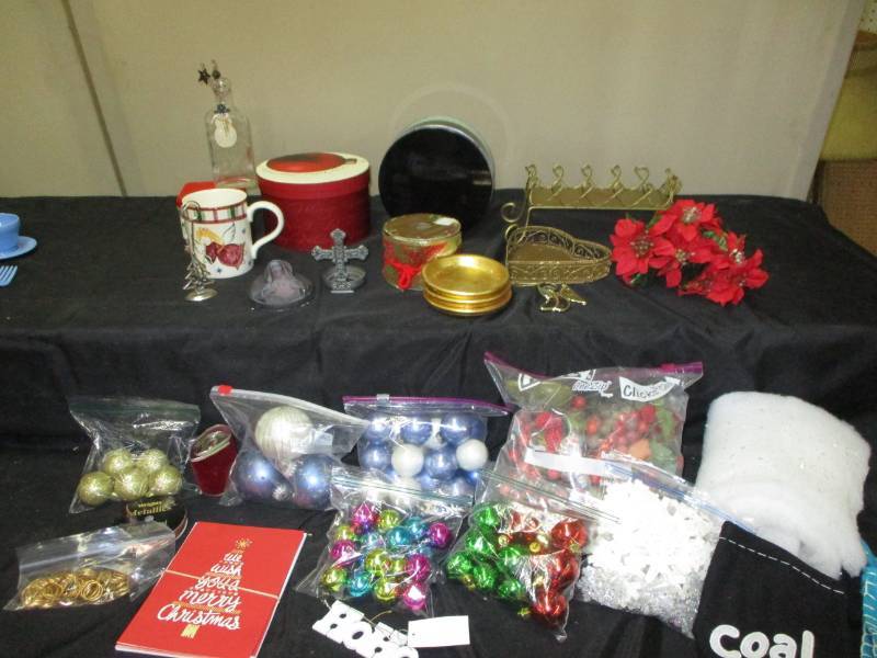 lot 175 image: Christmas Decorations