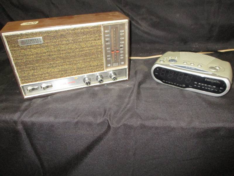 lot 193 image: Clock Radios