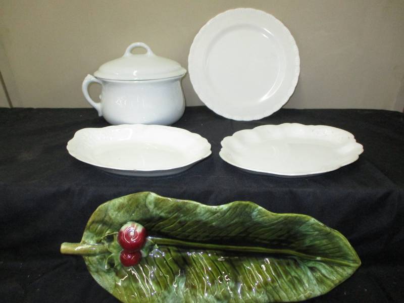 lot 198 image: Serving Pieces