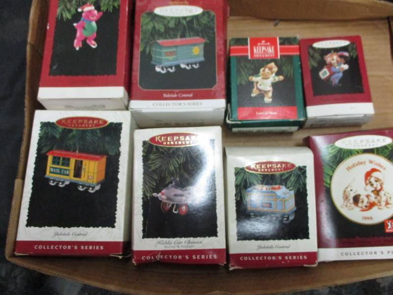 lot 200 image: Halmark ornaments