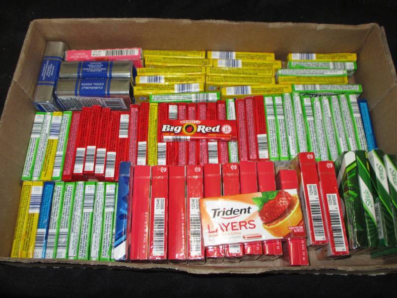 lot 221 image: 85 packs of gum or mintas