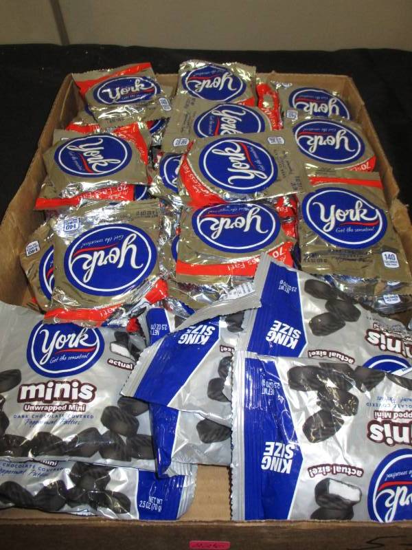lot 226 image: 53 York Patties and Mints