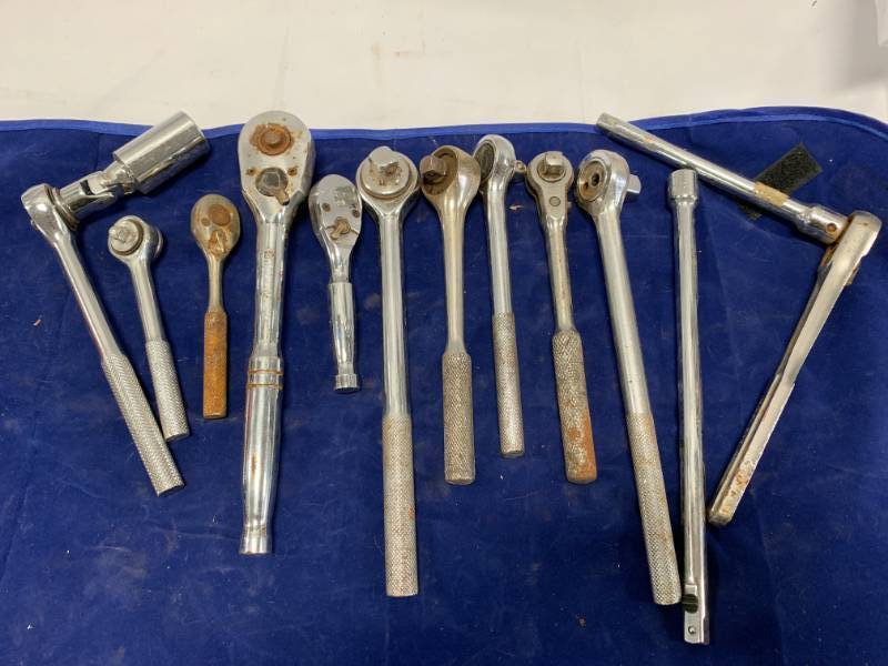 lot 14 image: Lot of 12 Socket Ratchet Wrenches