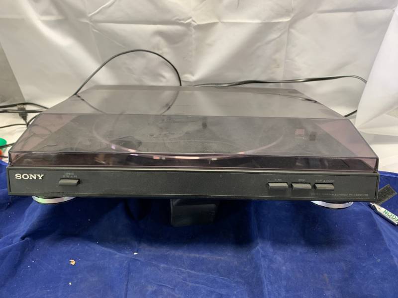 lot 37 image: Sony Turntable Record Player from 2018