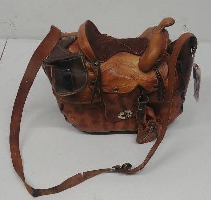 lot 14 image: Hand Crafted Leather Saddle Purse
