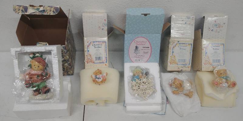 lot 41 image: Collectible Holiday Ornament Sets