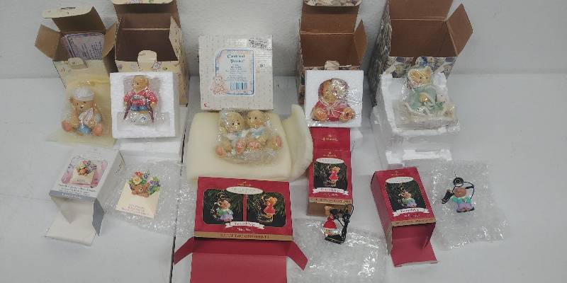 lot 42 image: Collectible Holiday Ornament Sets