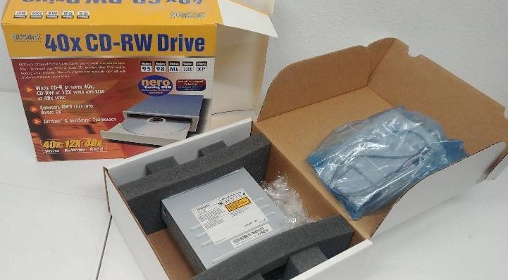 lot 43 image: Samsung 40x CD-RW Drive