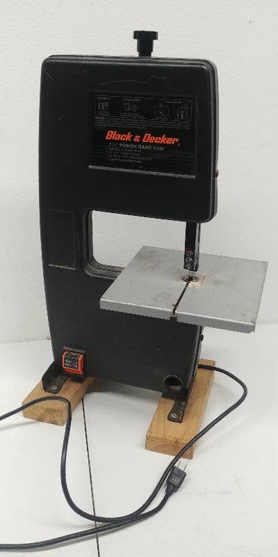 lot 70 image: Black & Decker 7 12 Power Band Saw, tested as working