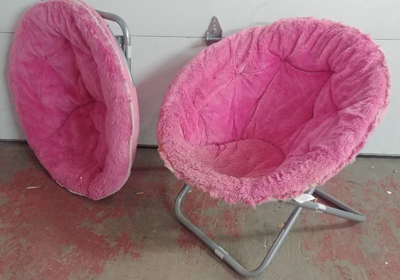 lot 93 image: Set of Pink Collapsable Lounge Round Chairs
