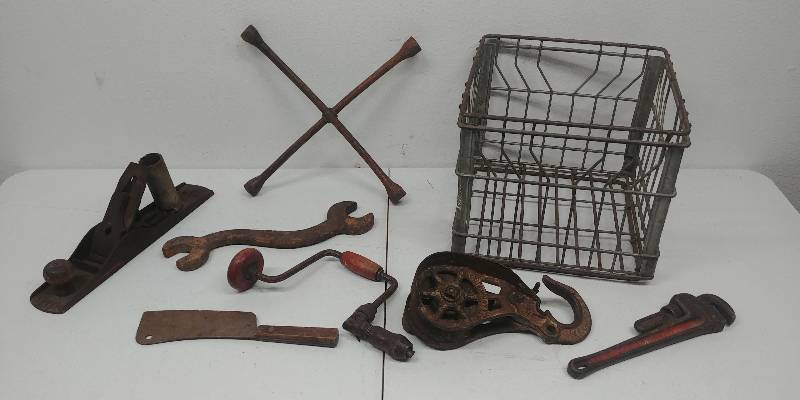 lot 105 image: Antique Chic Grouping