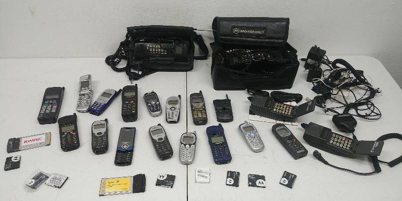 lot 107 image: Vintage Cellular Collection
