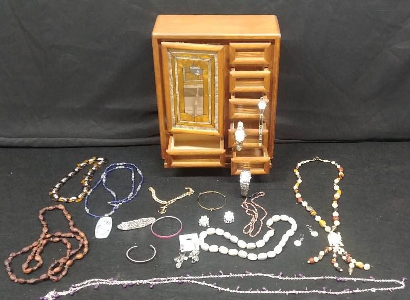 lot 142 image: Jewlery Box with Jewlery