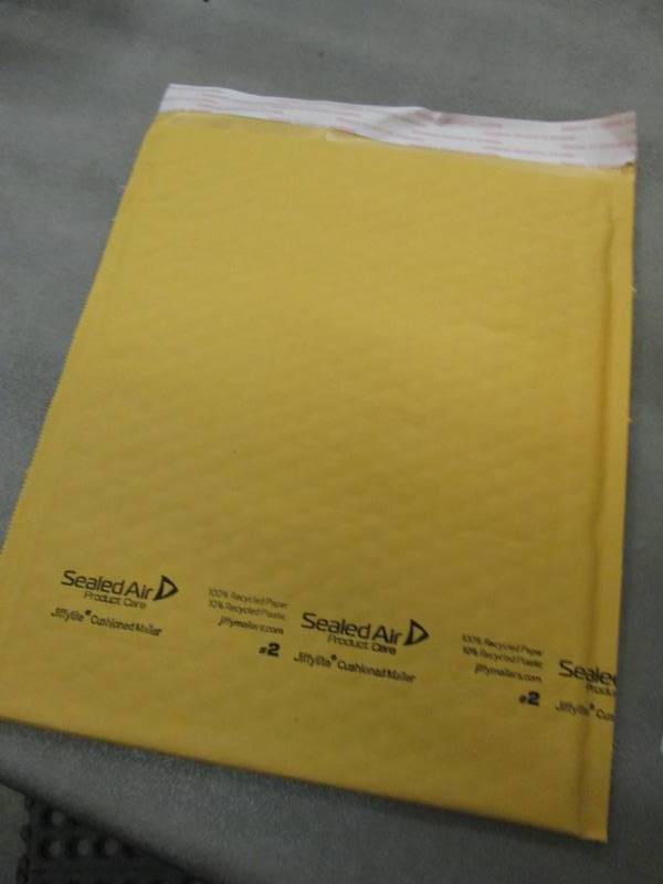 lot 44 image: 100 ct box of JiffyLite Cushioned M...