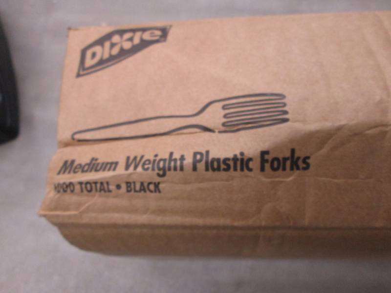 lot 47 image: Dixie Medium Weight Plastic Forks 1...