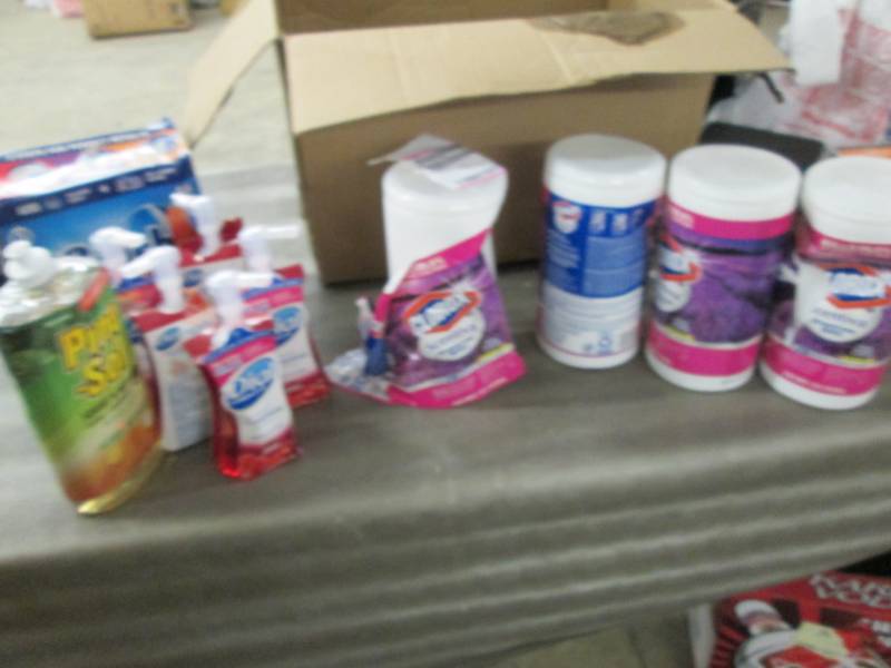 lot 116 image: 4 Cannisters Clorox Disinfecting Wi...
