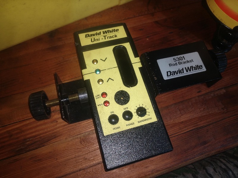 lot 56 image: David White ML-400 Laser (Powers On), 5301 Detector Bracket, Sight Level LP6-20, with Yellow Case and Master Mechanic Toolbox