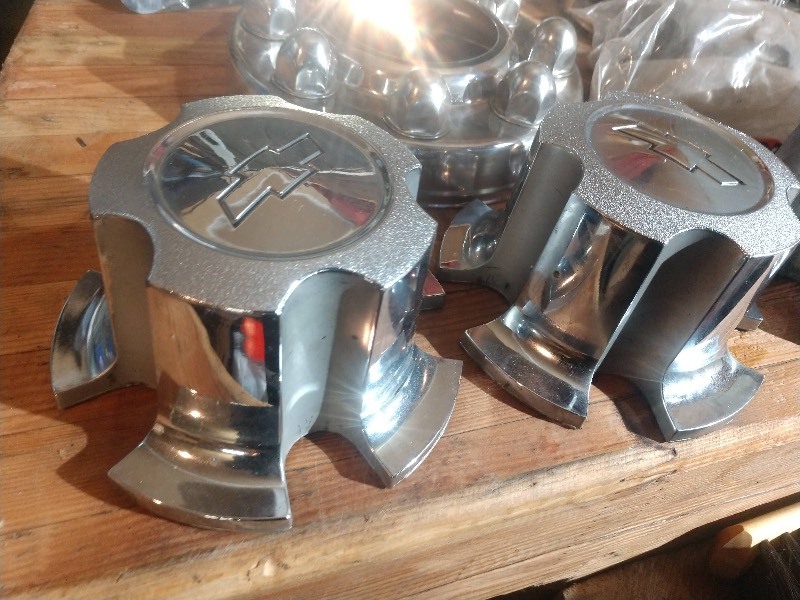 lot 67 image: Chevrolet and GMC Center Caps and Other Car Parts