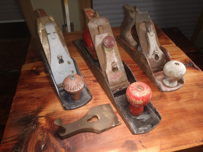 lot 80 image: Vintage Wood Planers (3) and Lever Cap Part