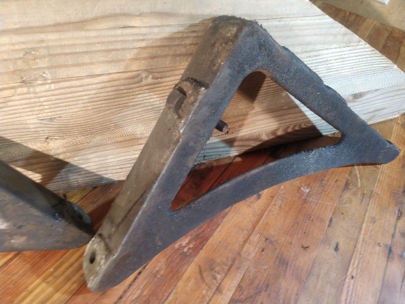 lot 105 image: Cast Iron Shelving Brackets