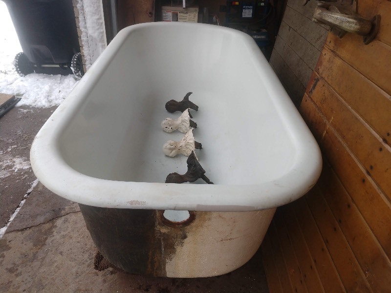 lot 124 image: Antique Cast Iron Clawfoot Bathtub with Ornate Victorian Clawfoot Feet