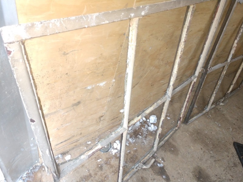 lot 121 image: Two Antique Steel Frame Industrial Six Pane Windows (No Glass)