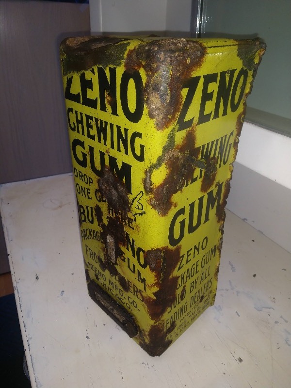 lot 131 image: Zeno Chewing Gum Yellow Porcelain Dispenser Vending Machine