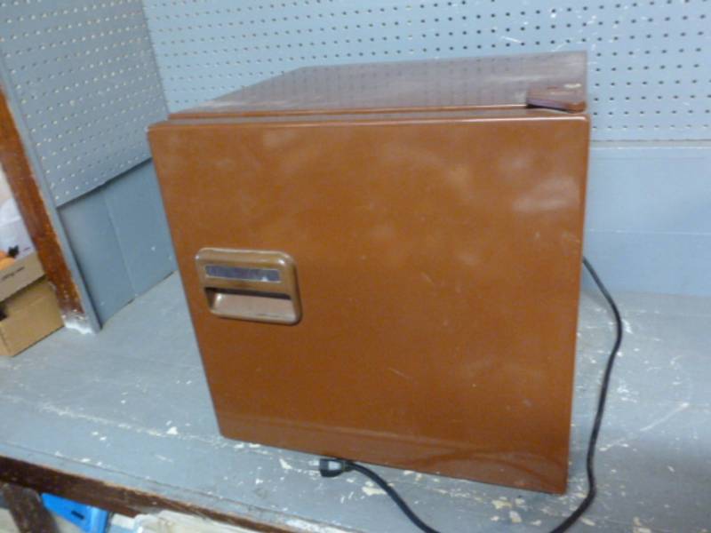lot 15 image: Dorm Size Refrigerator