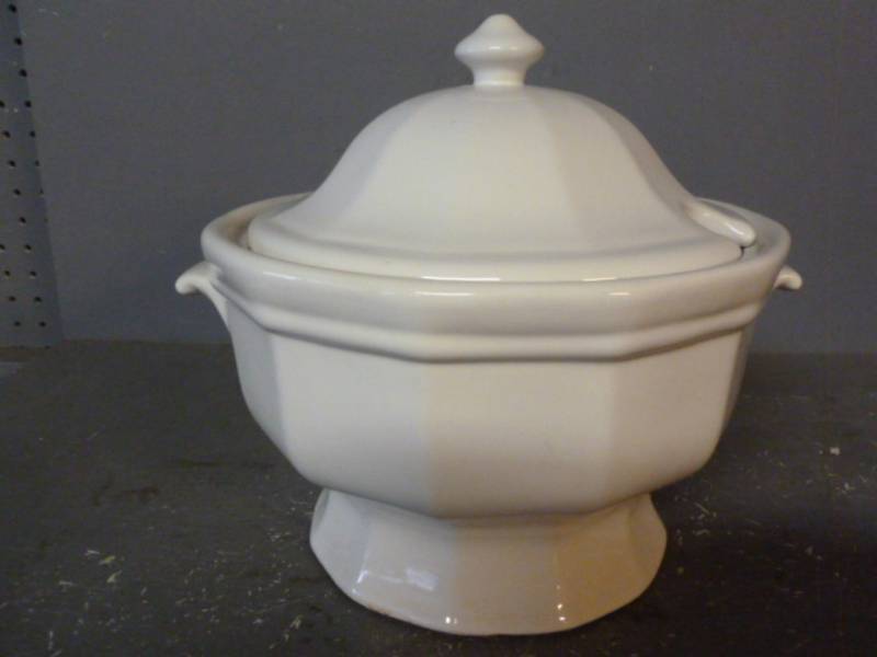 lot 34 image: Soup Tureen