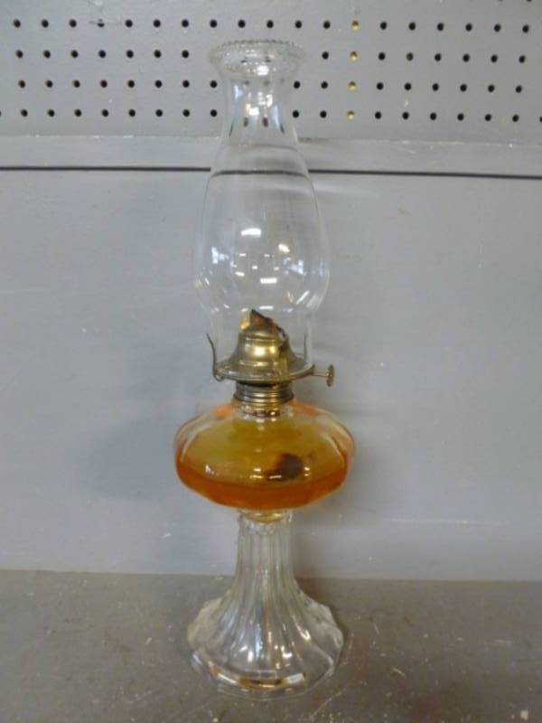 lot 36 image: Vintage Oil Lamp