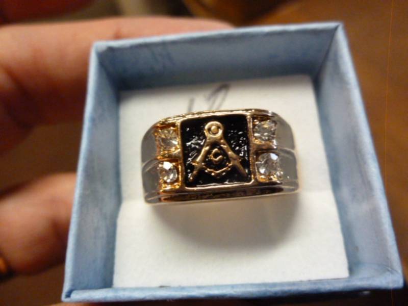 lot 50 image: Mens Ring