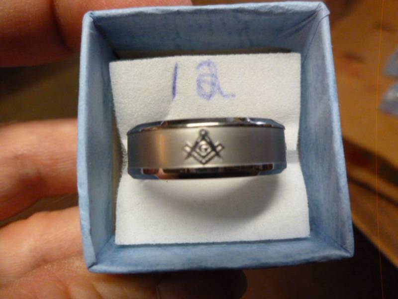 lot 52 image: Mens Ring