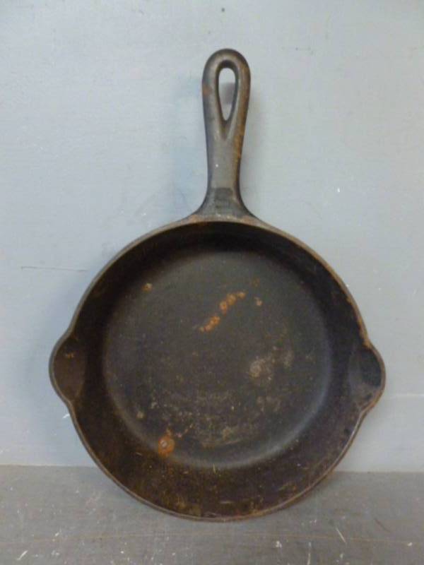 lot 83 image: Vintage Cast Iron Pan