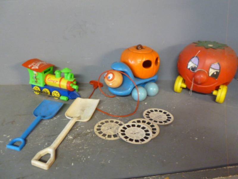 lot 90 image: Vintage Toys