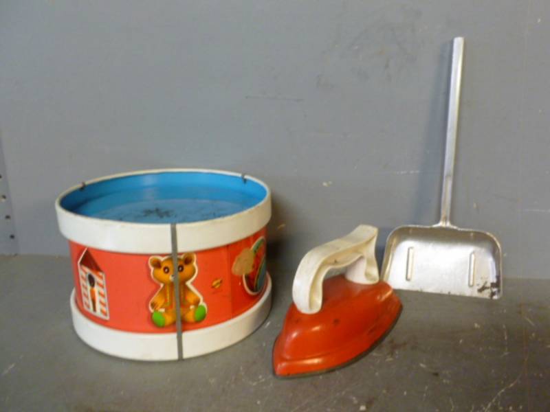 lot 95 image: Vintage Toys